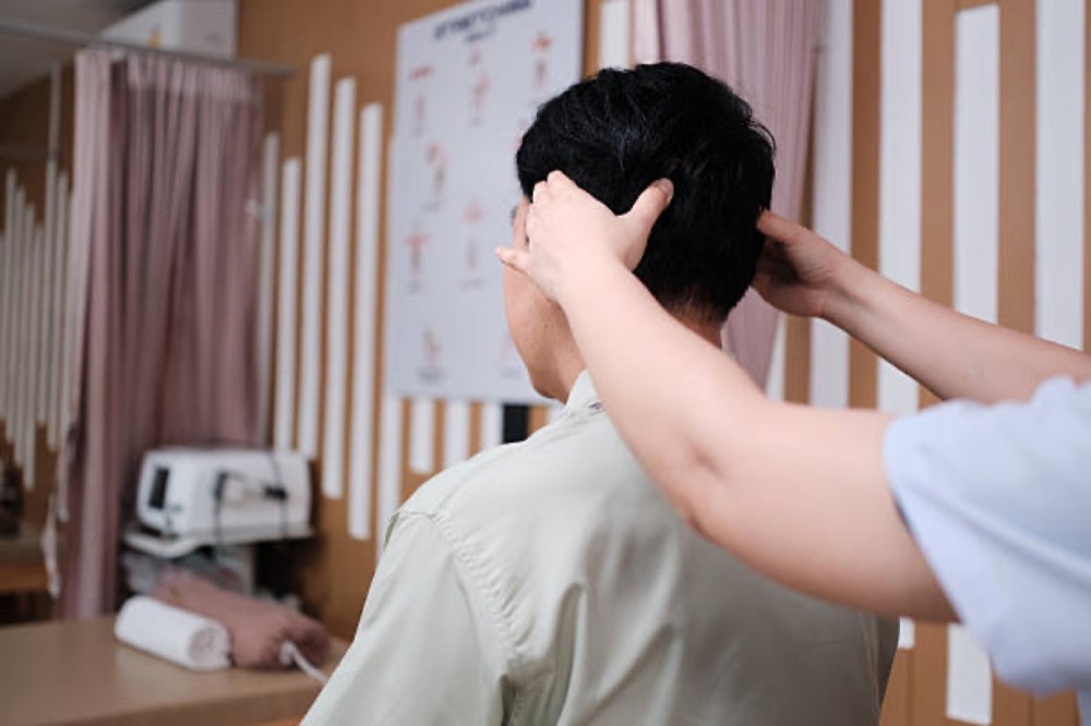 Tự massage đầu và mặt tại nhà