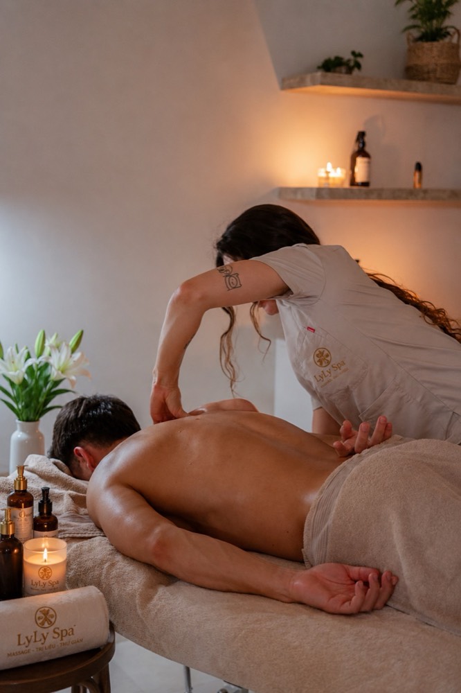 Khăn tắm gấp gọn cùng muối tắm và lá bạch đàn