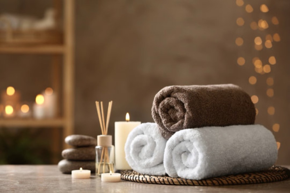 Lá trà xanh nổi trên mặt nước trong bát gốm